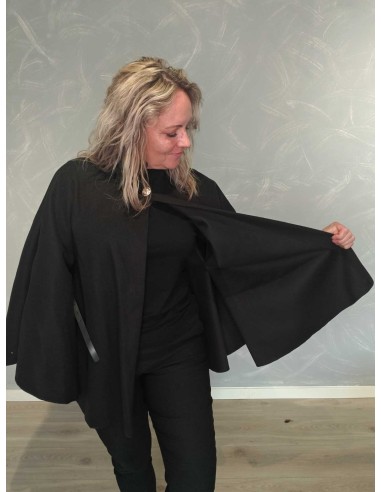 Nærbillede af vide på sort cape i polyester – TIPPY