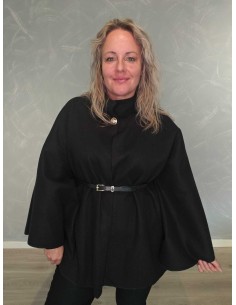 Sort cape i polyester med høj krave og dekorativ knap – TIPPY Collection