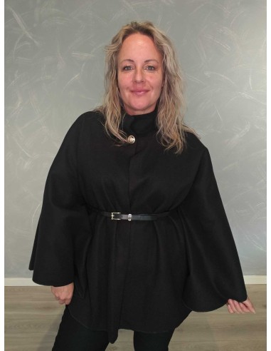 Sort cape i polyester med høj krave og dekorativ knap – TIPPY Collection