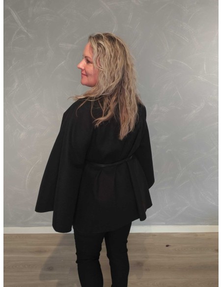Bagside af sort cape med vide ærmer – TIPPY