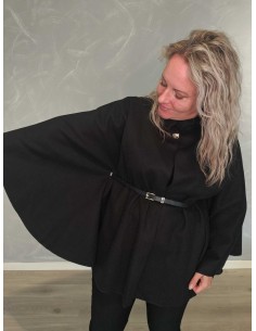 Sort cape i polyester med høj krave og dekorativ knap – TIPPY Collection 2