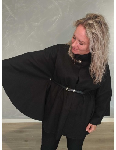 Nærbillede af ærmer på sort cape i polyester – TIPPY