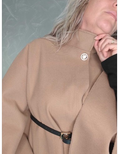 Dekorativ knap ved kraven på beige cape – TIPPY