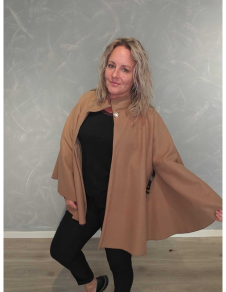 Nærbillede af vide på beige cape i polyester – TIPPY