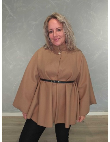 Beige cape i polyester med høj krave og dekorativ knap – TIPPY Collection
