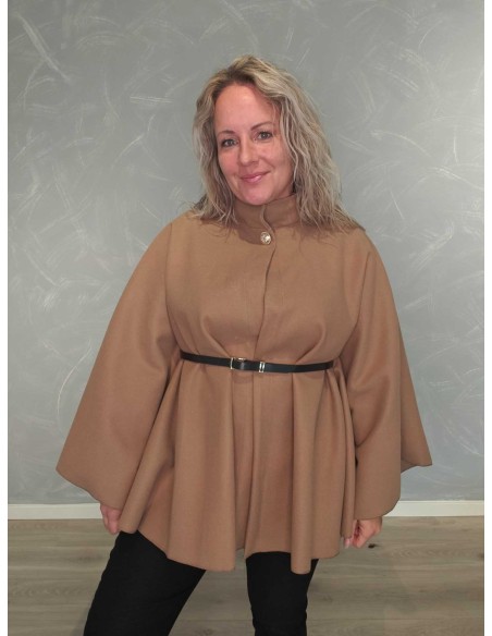 Beige cape i polyester med høj krave og dekorativ knap – TIPPY Collection