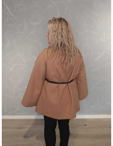 Bagside af beige cape med vide ærmer – TIPPY