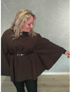 Brun cape i polyester med høj krave og dekorativ knap – TIPPY Collection 2