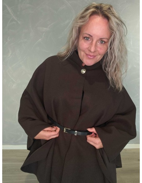 Nærbillede af bælte på brun cape i polyester – TIPPY