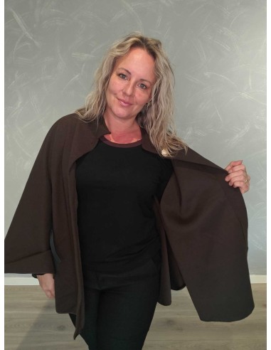 Brun cape i polyester med høj krave og dekorativ knap – TIPPY Collection