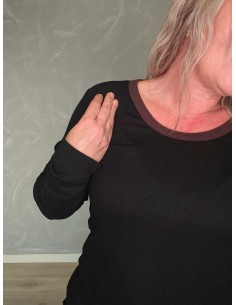 Sort langærmet T-shirt i polyester og spandex med farvet kant – Design by TIPPY 2
