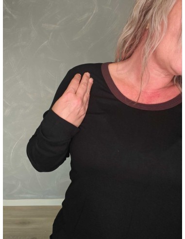 Farvet kant ved halsen på sort langærmet T-shirt – TIPPY