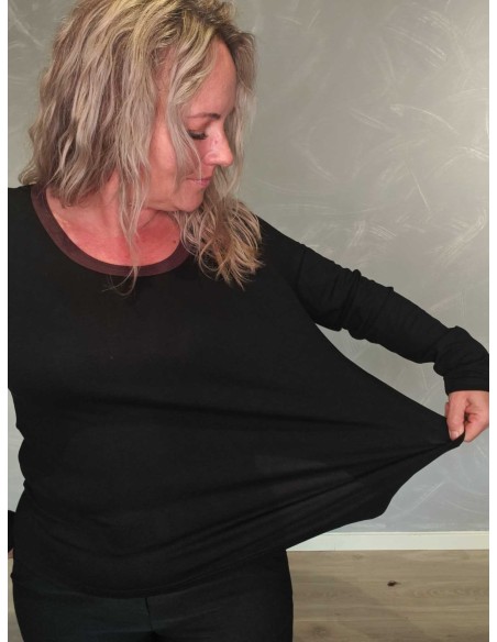 Nærbillede af stræk på sort T-shirt i polyester og spandex – TIPPY