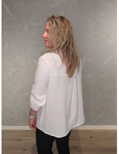 Hvid lang bluse i viskose og polyester med tørklædedetalje – TIPPY Collection” 2