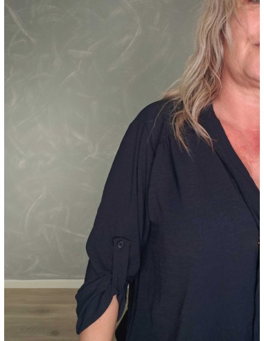 Nærbillede af ærmer på navy bluse – TIPPY