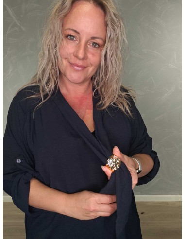 Tørklædedetalje med spænde på navy lang bluse – TIPPY