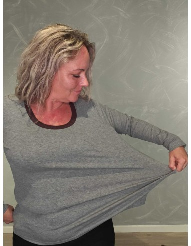 træk i stoffet på grå langærmet T-shirt med brun kant – TIPPY
