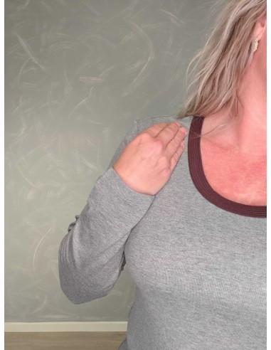 Nærbillede af brun halskant på grå T-shirt – TIPPY