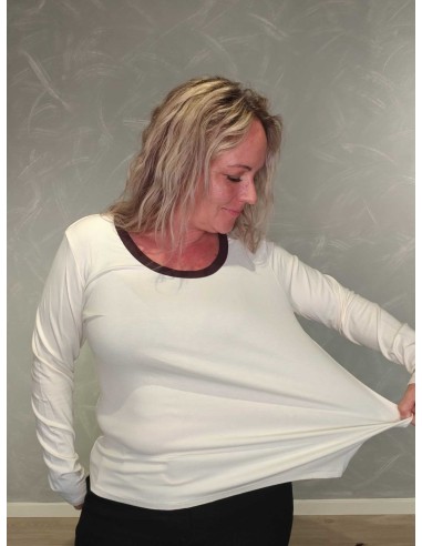 Stræk i stoffet på milkfarvet langærmet T-shirt med brun kant – TIPPY