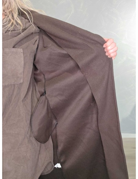 Nærbillede af brede revers på brun trenchcoat i polyester – TIPPY