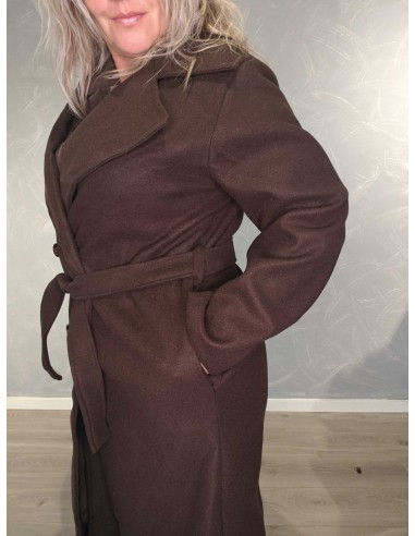 Nærbillede af lommer på brun trenchcoat i polyester – TIPPY