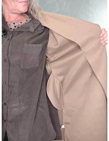Nærbillede af brede revers på beige trenchcoat i polyester – TIPPY