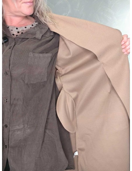 Nærbillede af brede revers på beige trenchcoat i polyester – TIPPY