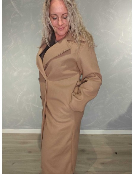Nærbillede af lommer på beige trenchcoat i polyester – TIPPY