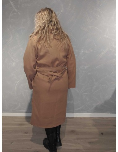 Bagside af beige trenchcoat til kvinder – TIPPY