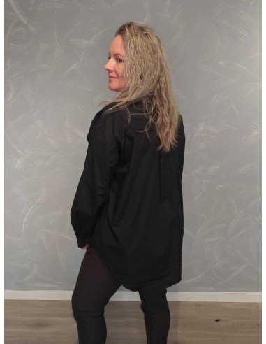 Bagside af sort ensfarvet oversize skjorte til kvinder – TIPPY