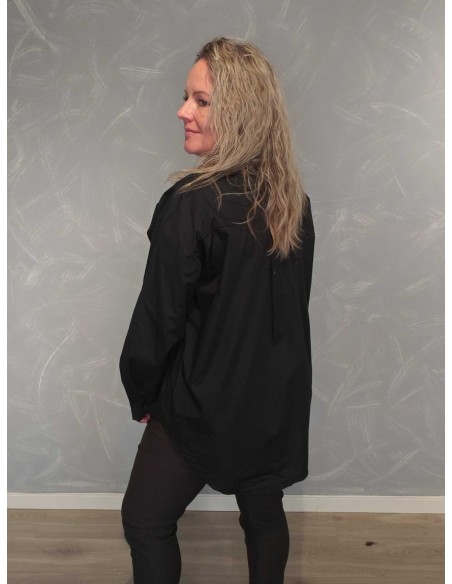 Bagside af sort ensfarvet oversize skjorte til kvinder – TIPPY