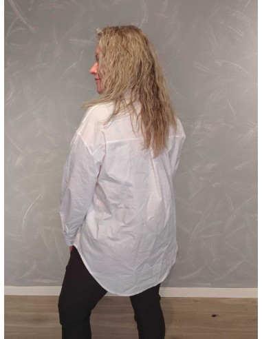 Bagside af hvid ensfarvet oversize skjorte til kvinder – TIPPY