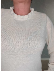 Cream strikbluse til kvinder med høj flæsekrave – Design by TIPPY 2