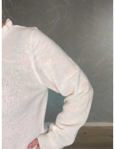 Nærbillede af flæsekrave og fin strikstruktur på cream strikbluse – Design by TIPPY