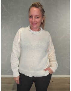 Cream strikbluse til kvinder med høj flæsekrave – Design by TIPPY