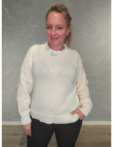 Cream strikbluse til kvinder med høj flæsekrave – Design by TIPPY