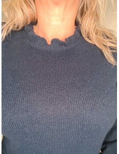 Navy strikbluse i 100% polyester med bølgekrave og lange ærmer – DESIGN by TIPPY 2
