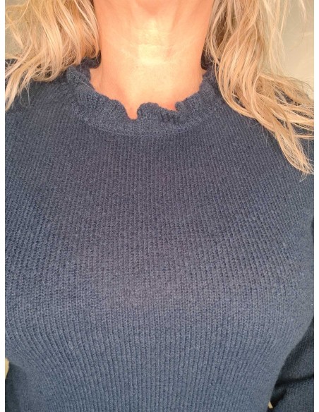 Feminin bølgekrave på navy strikbluse – DESIGN by TIPPY