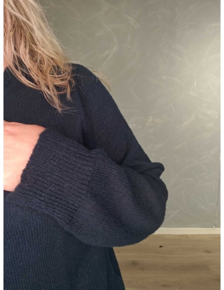 ærbillede af  strikstruktur på navy strikbluse i polyester – TIPPY