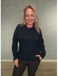 Navy strikbluse i 100% polyester med bølgekrave og lange ærmer – DESIGN by TIPPY