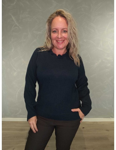 Navy strikbluse i 100% polyester med bølgekrave og lange ærmer – DESIGN by TIPPY