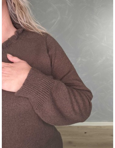 Nærbillede af strikstruktur på mørk brun strikbluse i polyester – TIPPY