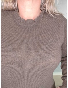Mørk brun strikbluse i 100% polyester med bølgekrave og lange ærmer – DESIGN by TIPPY 2