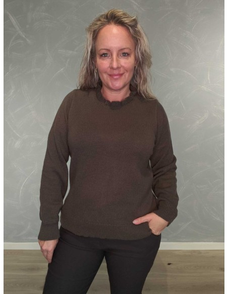 Mørk brun strikbluse i 100% polyester med bølgekrave og lange ærmer – DESIGN by TIPPY
