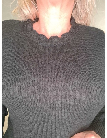 Feminin bølgekrave på sort strikbluse – DESIGN by TIPPY