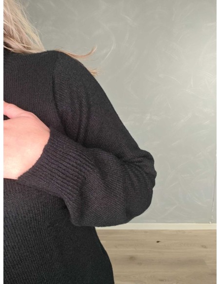 Nærbillede af strikstruktur på sort strikbluse i polyester – TIPPY