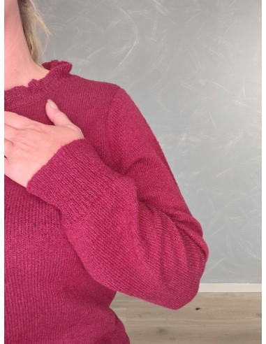 Nærbillede af strikstruktur på bordeaux strikbluse i polyester – TIPPY