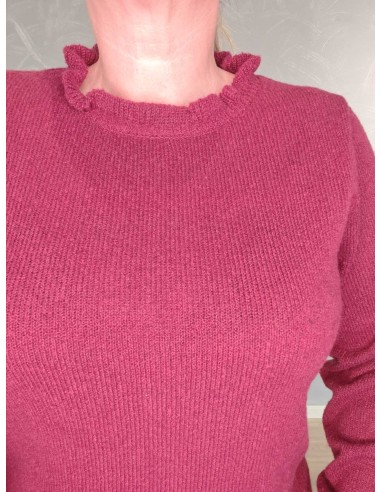 Feminin bølgekrave på bordeaux strikbluse – DESIGN by TIPPY