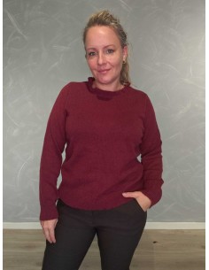 Bordeaux strikbluse i 100% polyester med bølgekrave og lange ærmer – DESIGN by TIPPY