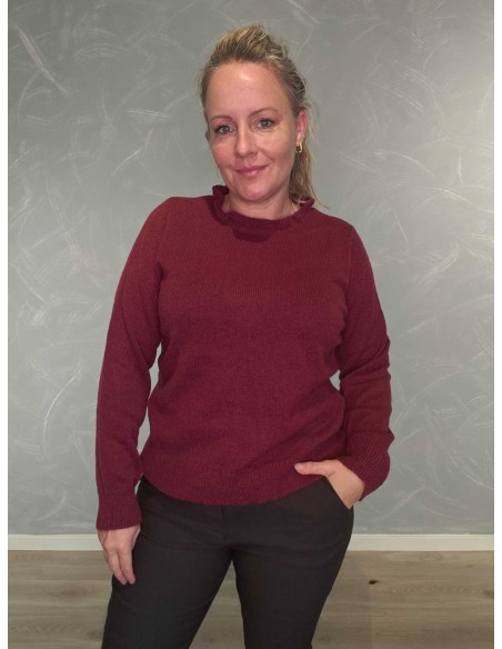 Bordeaux strikbluse i 100% polyester med bølgekrave og lange ærmer – DESIGN by TIPPY